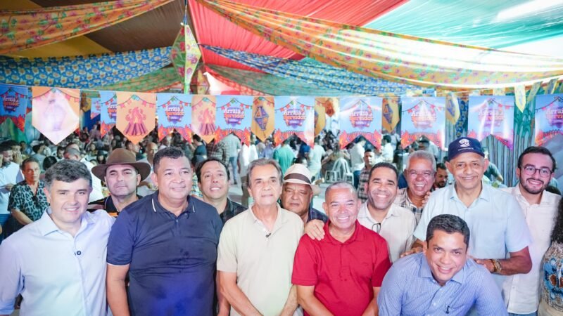 Ao lado do presidente da Câmara Irmão Genival e da bancada de vereadores de Ipojuca, Lula e Eduardo da Fonte participam do Arraiá do Servidor