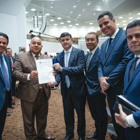 Eduardo da Fonte entrega a Pastor Ailton Carta de Compromisso em defesa das pautas cristãs, ao lado de Adalto Santos