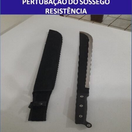 Homem embriagado ameaça policiais com facão após denúncias de som alto e acaba preso em flagrante em Triunfo