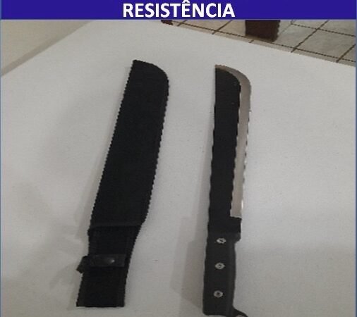 Homem embriagado ameaça policiais com facão após denúncias de som alto e acaba preso em flagrante em Triunfo