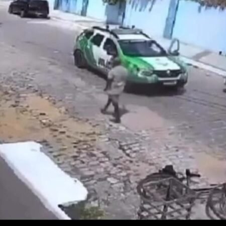 Um homem foi baleado e preso após atacar policiais militares com uma foice no domingo (19), na cidade de Santana do Acaraú, no interior do Ceará. A ação foi registrada por câmeras de segurança.