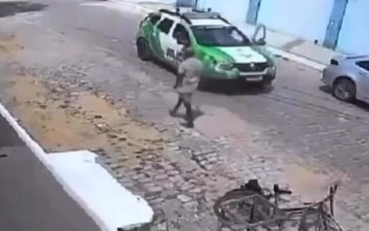 Um homem foi baleado e preso após atacar policiais militares com uma foice no domingo (19), na cidade de Santana do Acaraú, no interior do Ceará. A ação foi registrada por câmeras de segurança.