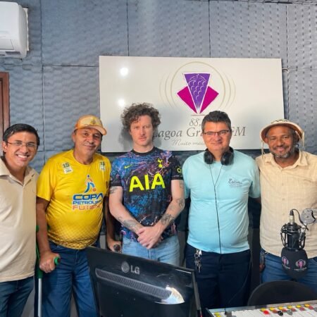 PROGRAMA NOTÍCIAS EM DESTAQUE RECEBE O ESTADUNIDENSE BRENDAN, PROFESSOR RONALDO E O REPÓRTER VILLAS BOAS PARA DISCUTIR COMUNICAÇÃO ESPORTIVA E FUTEBOL DE BASE FEMININO