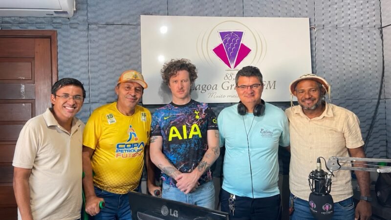 PROGRAMA NOTÍCIAS EM DESTAQUE RECEBE O ESTADUNIDENSE BRENDAN, PROFESSOR RONALDO E O REPÓRTER VILLAS BOAS PARA DISCUTIR COMUNICAÇÃO ESPORTIVA E FUTEBOL DE BASE FEMININO