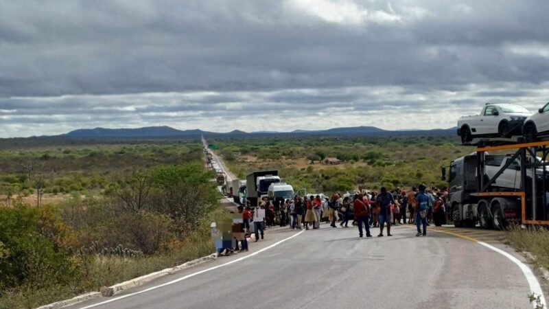 Protesto de indígenas fecha BR-116 no Trevo do Ibó e bloqueia acesso a Salgueiro