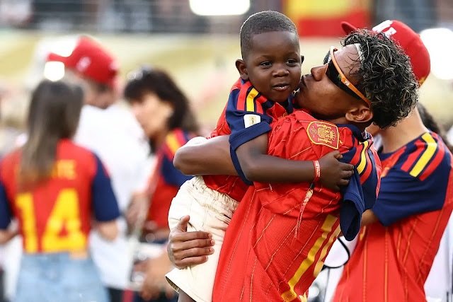 Keyne, de apenas 3 anos Irmão de Lamine Yamal rouba a cena na festa do título da Espanha