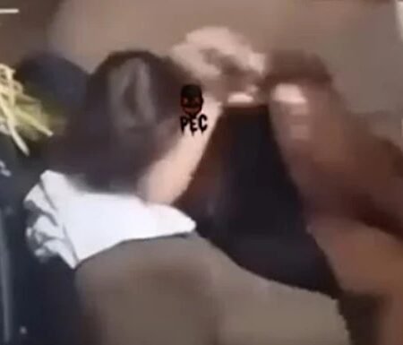 Mãe descobre vídeo da filha com cinco rapazes em ônibus escolar e da surra em adolescente