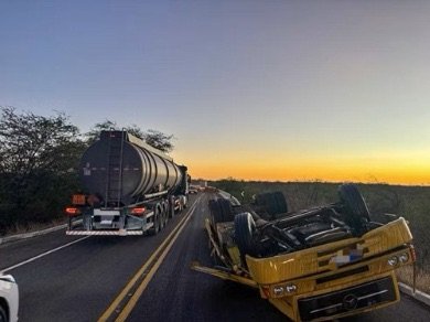 Caminhão capota em ponte na BR-428, em Santa Maria da Boa Vista