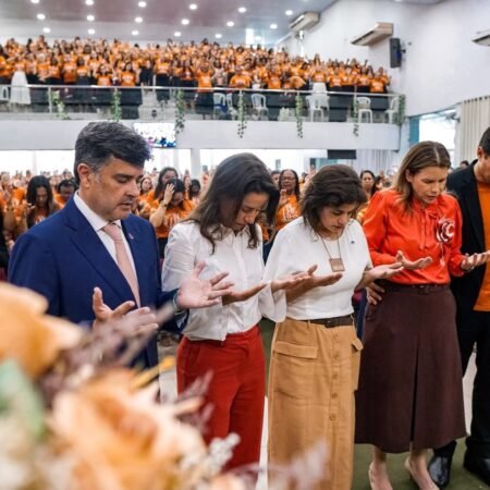Ao lado de Raquel Lyra, Eduardo da Fonte celebra 29 anos da Assembleia de Deus Novas de Paz e entrega carta de compromisso à base cristã