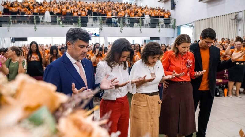 Ao lado de Raquel Lyra, Eduardo da Fonte celebra 29 anos da Assembleia de Deus Novas de Paz e entrega carta de compromisso à base cristã