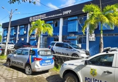 Mulher é presa por tentar jogar filho de 3 meses pela janela de apartamento, no Grande Recife