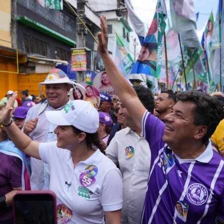 Mendonça reafirma apoio à reeleição de Raquel Lyra durante caminhada com a governadora, em Nova Descoberta