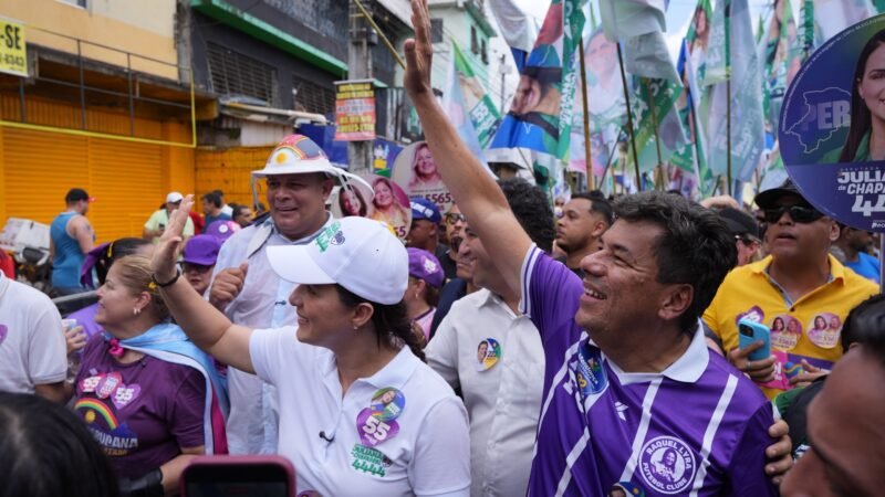 Mendonça reafirma apoio à reeleição de Raquel Lyra durante caminhada com a governadora, em Nova Descoberta