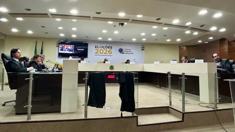 Desembargador do TRE determina retirada de postagens contra João Campos