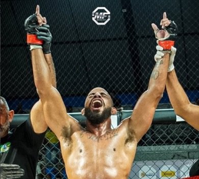 Lutador salgueirense conquista vitória por finalização em evento de MMA no RN