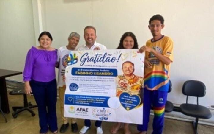 APAE agradece a Fabinho pela doação de renda arrecadada durante o 2° Baile Municipal