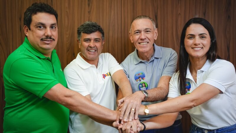 Vereador de Caruaru, Ricardo Liberato, declara apoio a Eduardo da Fonte ao Senado, ao lado do prefeito de Surubim, Chaparral, e da candidata a deputada federal Juliana Chaparral