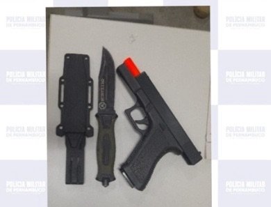 Polícia Militar detém motociclista flagrado com simulacro de arma de fogo e faca em Salgueiro