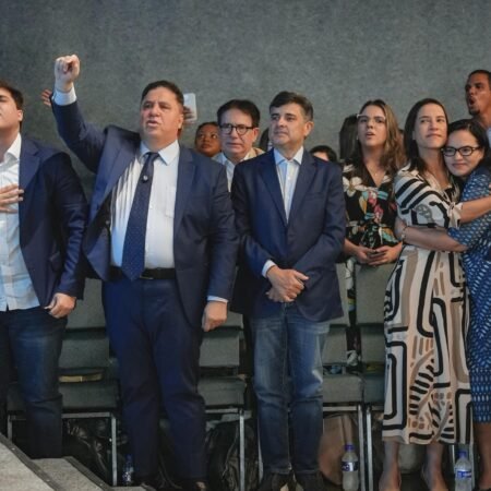 Ao lado de Raquel Lyra, Eduardo da Fonte entrega carta de compromisso durante Jubileu de Ouro da Casa da Bênção no Recife