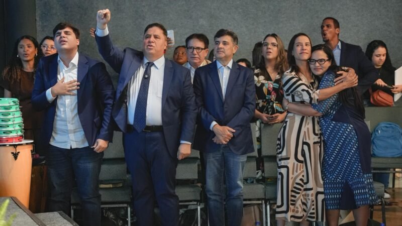 Ao lado de Raquel Lyra, Eduardo da Fonte entrega carta de compromisso durante Jubileu de Ouro da Casa da Bênção no Recife