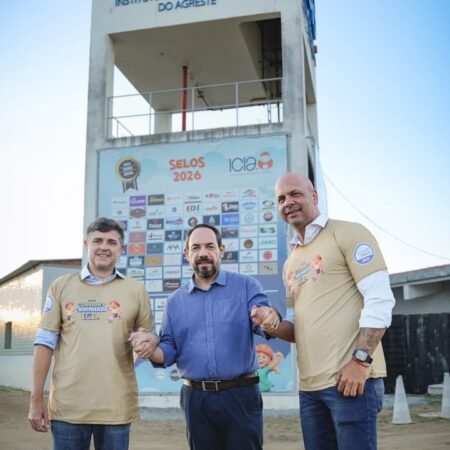 Eduardo da Fonte visita o Instituto do Câncer Infantil do Agreste e reforça atenção à saúde das crianças no interior