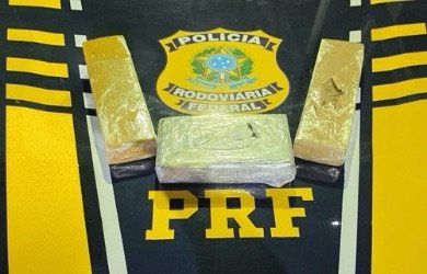 PRF flagra passageiro de ônibus com mais de 3 kg de drogas em Serra Talhada