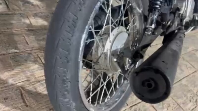 Homem é flagrado empinando moto, sem CNH e com chassi suprimido em Serra Talhada