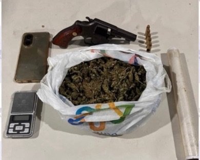 Polícia Militar prende procurado por homicídio e apreende arma e drogas em Serra Talhada