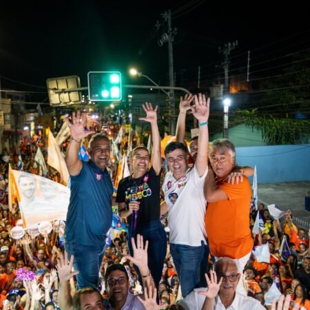 Caminhada reúne Eduardo da Fonte, Raquel Lyra e o prefeito de Moreno, Edmilson Cupertino, em grande mobilização