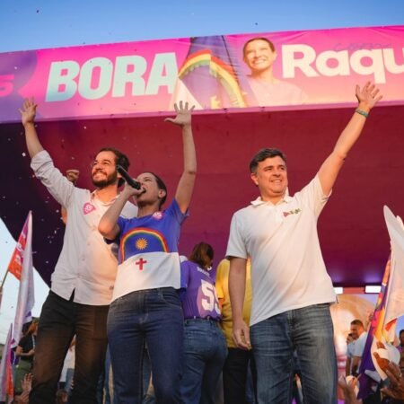 Ao lado de Raquel Lyra, Eduardo da Fonte participa de grande caminhada e reforça defesa das mulheres em Caruaru