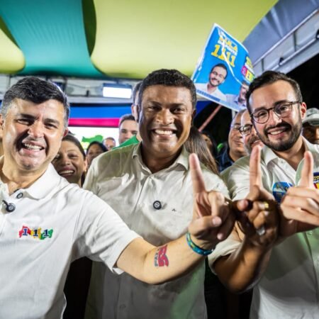 Eduardo da Fonte e Lula da Fonte participam da inauguração do comitê de Joel da Harpa em Jaboatão