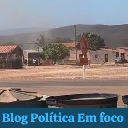 Carreta desgovernada sai da pista e atinge residência no povoado de Cachoeirinha, em Mirandiba (PE).