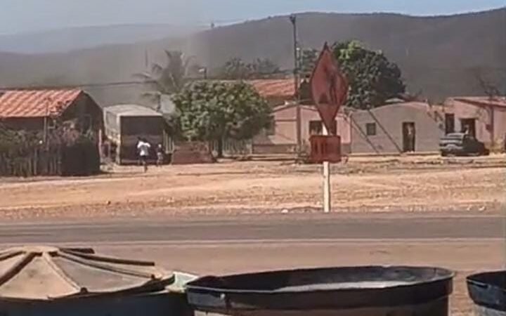 Carreta desgovernada sai da pista e atinge residência no povoado de Cachoeirinha, em Mirandiba (PE).