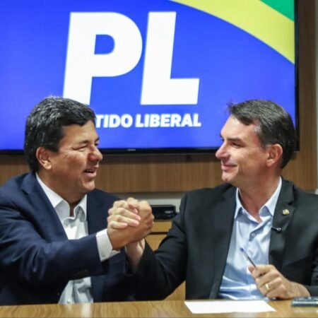 Flávio Bolsonaro desembarca no Recife, na quarta-feira (16), para reforçar o apoio à candidatura de Mendonça, nome da direita na disputa pelo Senado