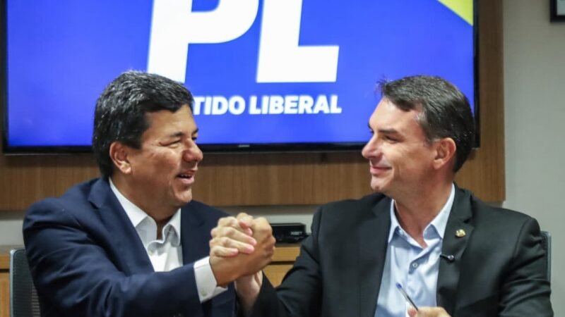 Flávio Bolsonaro desembarca no Recife, na quarta-feira (16), para reforçar o apoio à candidatura de Mendonça, nome da direita na disputa pelo Senado