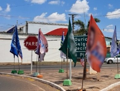 DTTRANS pede remoção de bandeiras de propaganda política que estejam comprometendo a sinalização e visibilidade no trânsito de Salgueiro