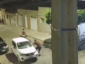 Carro desce rua desgovernado e quase atinge veículo estacionado em Salgueiro