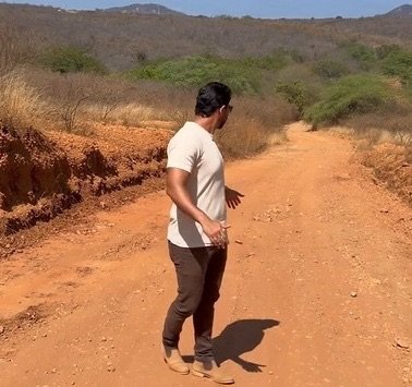 Após pedir, Léo Parente comemora início do patrolamento das estradas do Assentamento Monte Alegre
