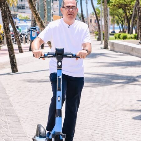 Mano Medeiros chega de patinete no Verão da Gente, anuncia novo banheiro público e mais ações para a orla do Jaboatão