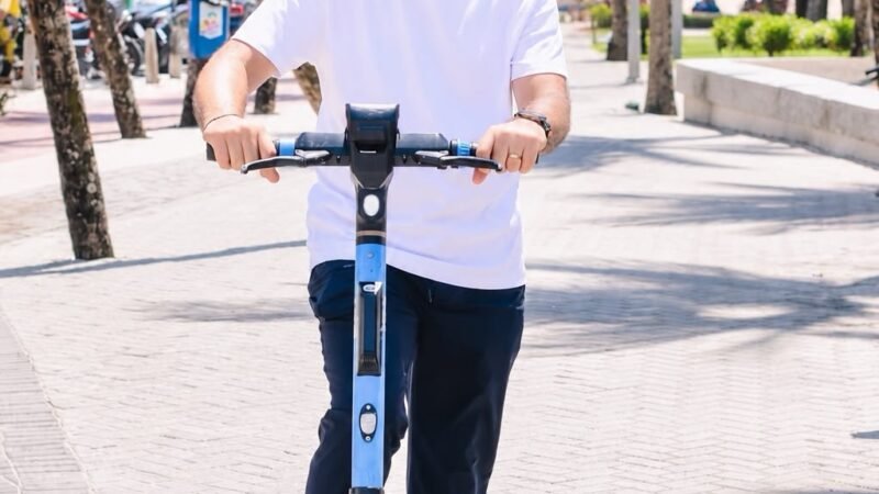 Mano Medeiros chega de patinete no Verão da Gente, anuncia novo banheiro público e mais ações para a orla do Jaboatão