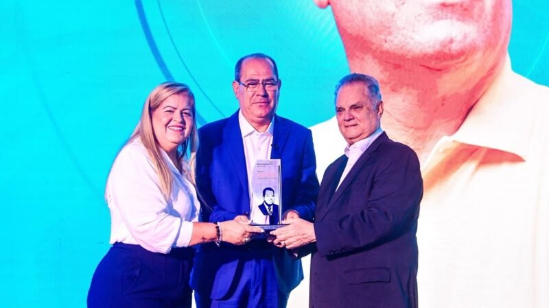 Prefeito Mano Medeiros recebe Prêmio Educador Josias Albuquerque no Recife