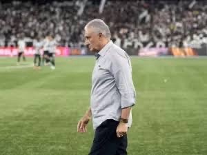 TREINADOR TITE INVADE O CAMPO PARA COMEMORAR GOL, MAS JUIZ ANULA E O EXPULSA