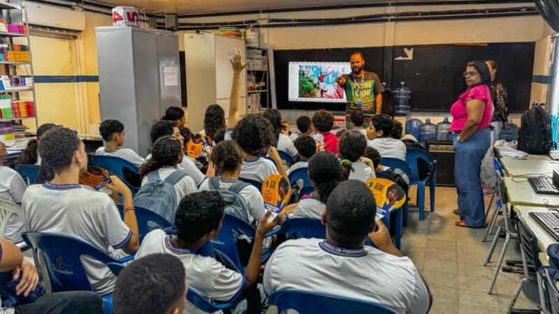 Governo de Pernambuco abre programação do Novembro Negro 2026 com ação de Letramento Racial na EREM Tabajara, em OlindaIniciativa promovida pela SJDH leva formação antirracista, oficinas de estética afro, capoeira e afoxé para a comunidade escolar no dia 4 de novembro