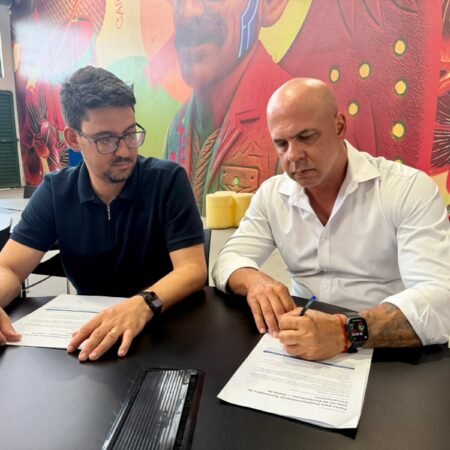 Anderson Correia assina Carta-Compromisso pelo desenvolvimento tecnológico do interior de Pernambuco
