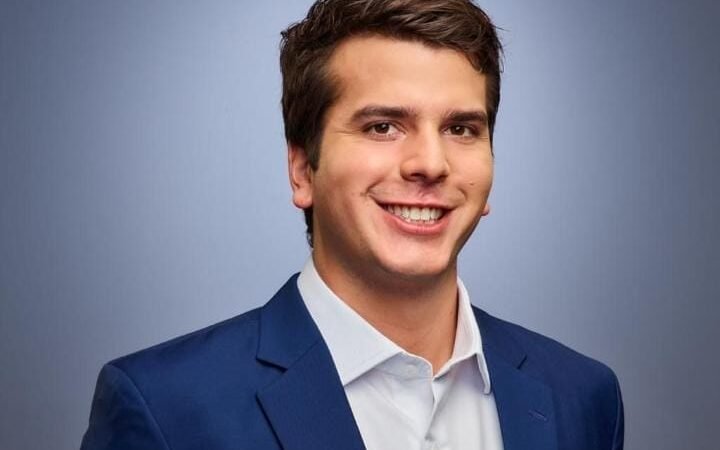 Antônio Coelho foi reeleito deputado&nbsp; de PE nas Eleições 2026, com 72.372 votos, garantindo mais um mandato na Alepe.