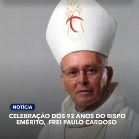 Dom Frei Paulo Cardoso da Silva, O.Carm., nosso Bispo emérito, assumiu o Bispado de Petrolina em 1° de maio de 1985.Há 41 anos, a Diocese de Petrolina&nbsp;&nbsp; conta com a presença daquele que governou esta Igreja Particular por mais tempo, quase 27 anos. Dom Paulo deixou um legado de trabalho, oração e amor às vocações e às missões durante o seu pastoreio e na emeritude.Um sacerdócio pleno, de atuação em defesa dos pobres e marginalizados, um companhia cidadã no cotidiano dos pequeninos, a obedecer com lealdade os mandamentos e ordenanças do Mestre Jesus. E a cura de tantas vidas atormentadas pelas doenças e conflitos psico-emocionais. Uma palavra amiga e carregada de compromisso fraterno. Isso é tudo.Em Petrolina, o exemplo pastoral, da discrição, da voz firme a proteger os princípios bíblicos, da presença diária na comunicação na Emissora Rural, um rádio católico de muita contribuição à democracia, protestando contra o mal.Petrolina é grata ao seu Bispado, à formação de tantos padres, ao fortalecimento do ensino teológico para a disseminação da palavra fiel e verdadeira.92 anos robustos da graça e plenitude do Espírito Santo.Que o Senhor da Messe favoreça o nosso Bispo emérito com saúde e paz nesta etapa tão fecunda da sua vida.