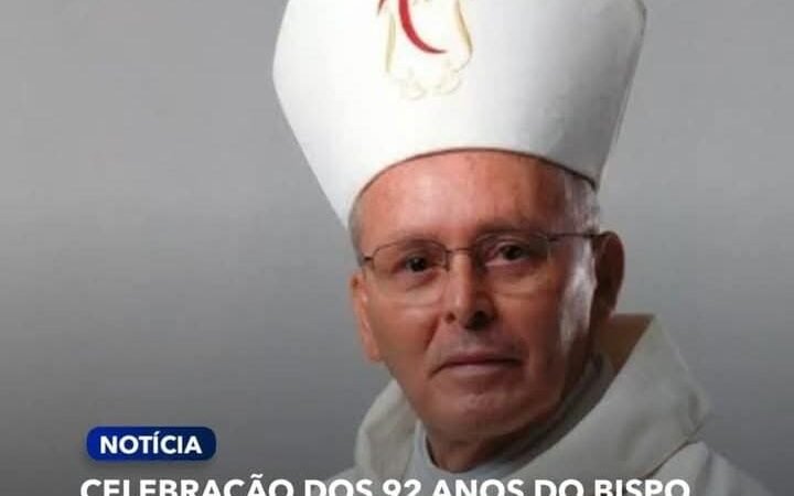 Dom Frei Paulo Cardoso da Silva, O.Carm., nosso Bispo emérito, assumiu o Bispado de Petrolina em 1° de maio de 1985.Há 41 anos, a Diocese de Petrolina&nbsp;&nbsp; conta com a presença daquele que governou esta Igreja Particular por mais tempo, quase 27 anos. Dom Paulo deixou um legado de trabalho, oração e amor às vocações e às missões durante o seu pastoreio e na emeritude.Um sacerdócio pleno, de atuação em defesa dos pobres e marginalizados, um companhia cidadã no cotidiano dos pequeninos, a obedecer com lealdade os mandamentos e ordenanças do Mestre Jesus. E a cura de tantas vidas atormentadas pelas doenças e conflitos psico-emocionais. Uma palavra amiga e carregada de compromisso fraterno. Isso é tudo.Em Petrolina, o exemplo pastoral, da discrição, da voz firme a proteger os princípios bíblicos, da presença diária na comunicação na Emissora Rural, um rádio católico de muita contribuição à democracia, protestando contra o mal.Petrolina é grata ao seu Bispado, à formação de tantos padres, ao fortalecimento do ensino teológico para a disseminação da palavra fiel e verdadeira.92 anos robustos da graça e plenitude do Espírito Santo.Que o Senhor da Messe favoreça o nosso Bispo emérito com saúde e paz nesta etapa tão fecunda da sua vida.
