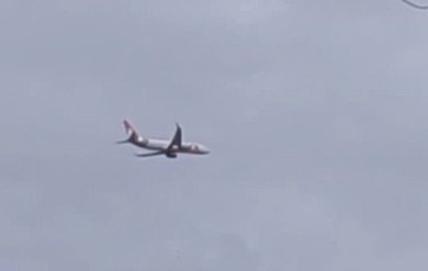 Turbina de avião pega fogo após decolar no Aeroporto do Recife, dá voltas no ar e retorna