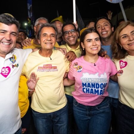 Com Lara Santana, Eduardo da Fonte faz caminhada da vitória em Ipojuca