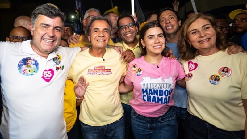 Com Lara Santana, Eduardo da Fonte faz caminhada da vitória em Ipojuca